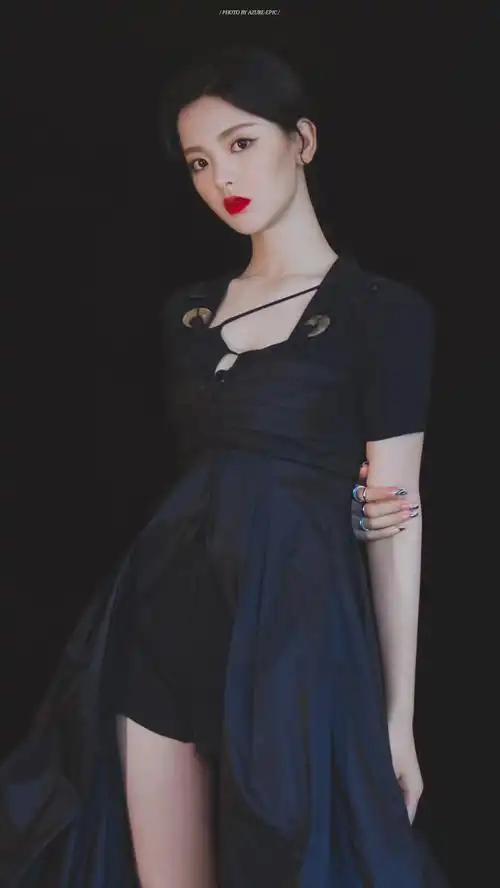 杨超越#|#杨超越黑色降落伞裙