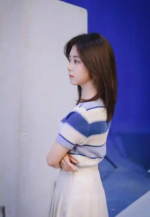 谭松韵蓝白色调穿搭完美侧颜,妆容干净气质清新甜美