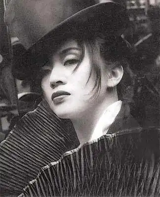 图:梅艳芳遗照选用大碟黑白怀旧造型