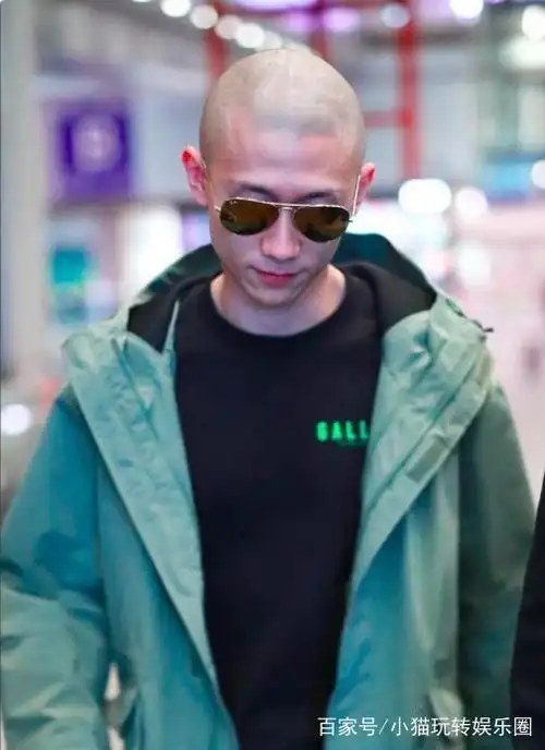 张一山机场光头照