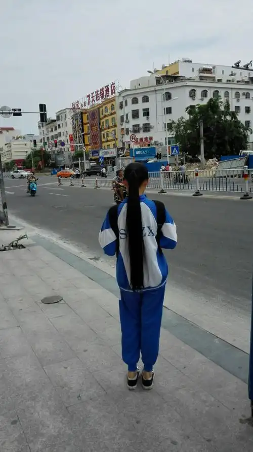 路遇小学生,长发及腰美美哒