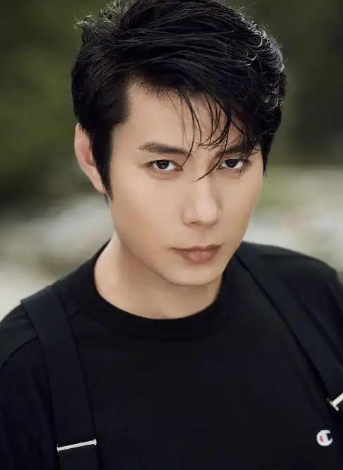 2004年,出演由李雪健,李琳,殷桃,于和伟主演的电视剧《搭错车》,这