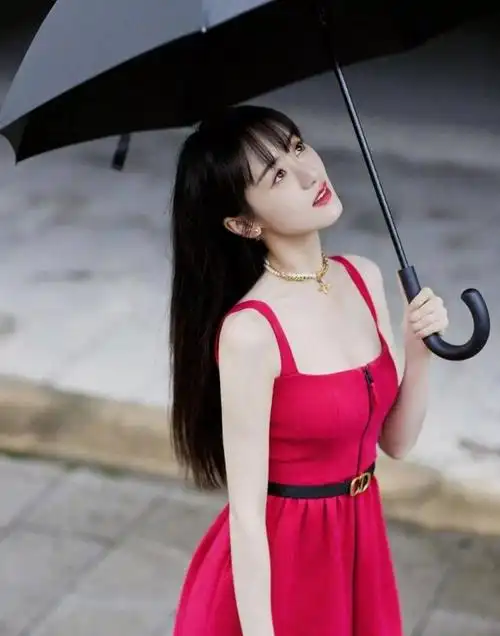 袁冰妍红色一字裙写真:惊艳又魅力的女星