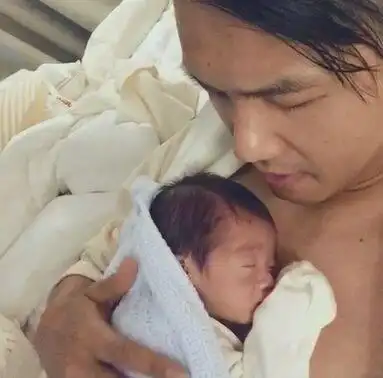 42岁钟汉良全家近照曝光,妻子貌美年轻,女儿可爱不输甜馨!