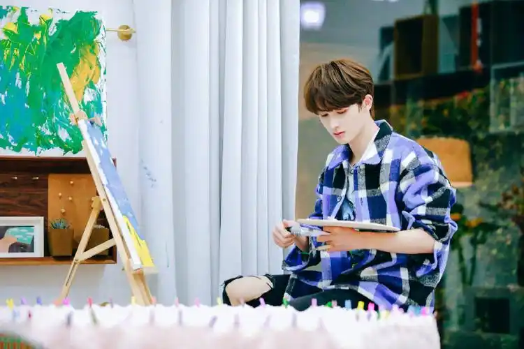 分享一组朱正廷图片给大家,图中的明星图片壁纸会点缀你的电脑桌面