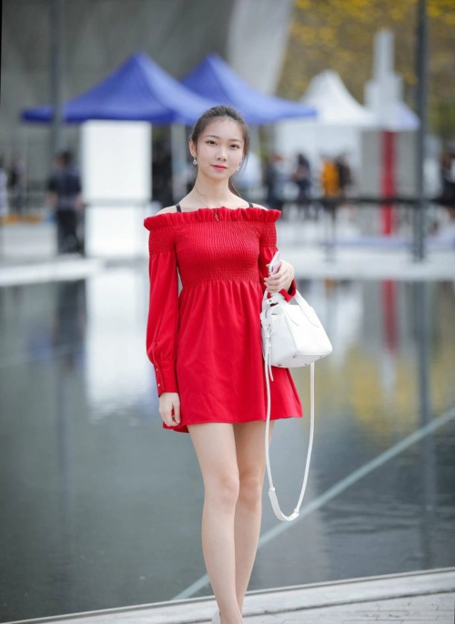 成都街拍高颜值的美女夏季这么搭配轻松彰显迷人气质