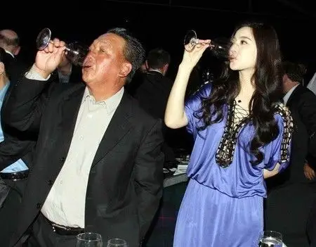 范冰冰蓝色长裙镂空露玉臂与高层对饮秀媚功图2