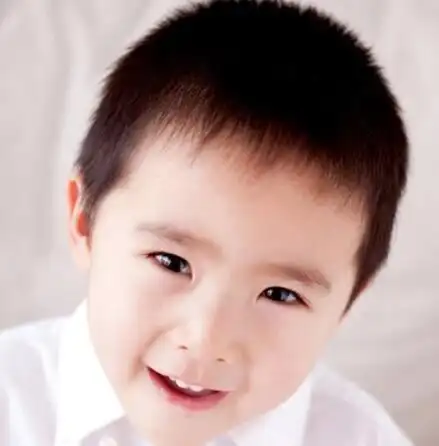 短碎的刘海 修剪精短的平头短发发型,将小男孩童真无邪的五官和颜值