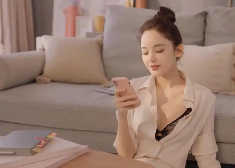 以古力娜扎的资源和实力来说,她完全可以不用接内衣这一类的广告代言