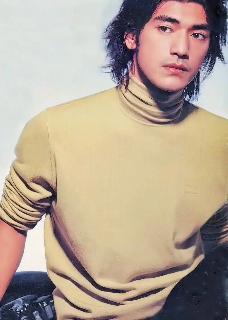 他是亚洲四大美男之一,名叫金城武,大家都称他为"黑色的圣罗兰 - 抖音