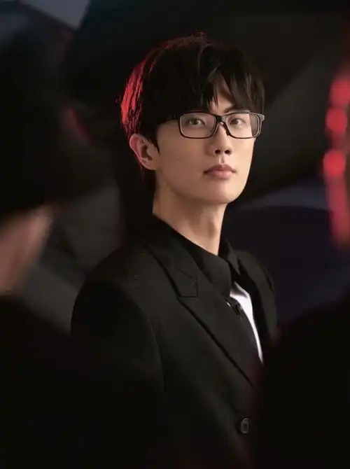 许嵩,不媚俗,也不媚雅 他出道15年,从"qq时代"的青春记忆到不断突破的