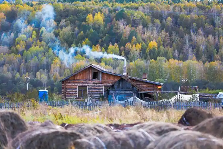 这种木头房子是生活在高寒地区俄罗斯民族的独创,质朴又温馨,就像童话