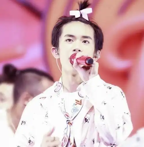 tfboys易烊千玺苹果头好萌甜蜜到想咬一口