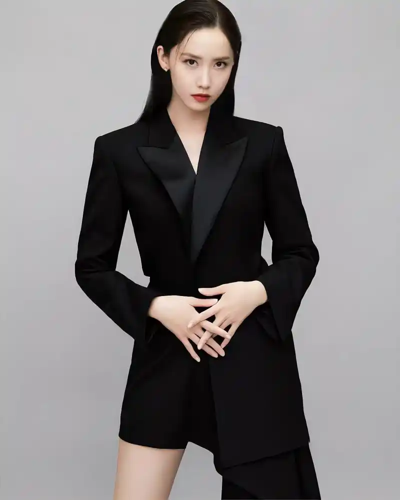 林允儿最新杂志美片[鲜花][亲吻]