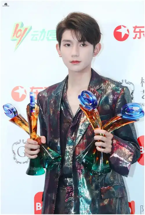 王源手握四个奖杯,真是奖杯批发商