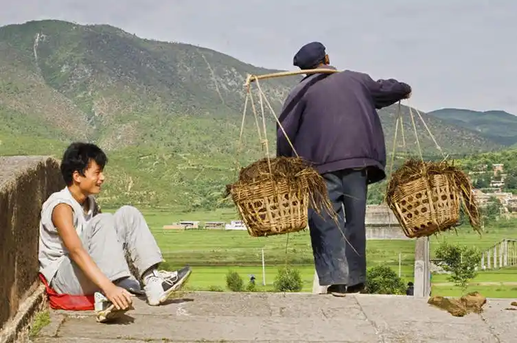 东方人,两个人,农田,坐,走,交叉,横图,室外,白天,正面,庄稼,农作物,山