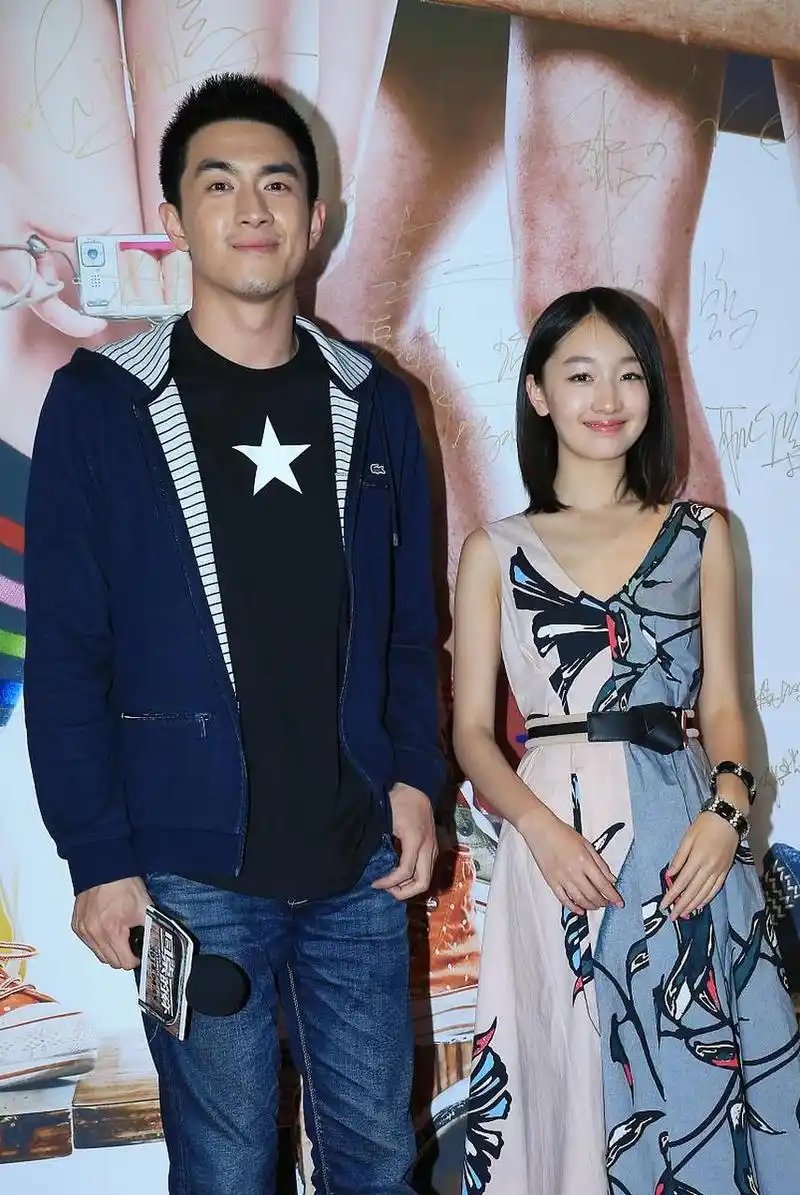 周冬雨和林更新站在一起,还挺有cp感的,最萌身高差!