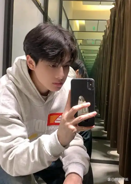 长相英俊的19岁斯文男生,日常穿搭,都能这么好看,各种可爱自拍