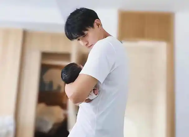 7月27日,演员张天爱前男友李子峰与妻子林籽在自己的社交平台上前后脚