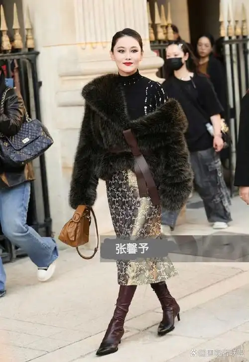 张馨予在巴黎时装周展示的疯狂购物的暴发户富太太造型,妆容用力过猛