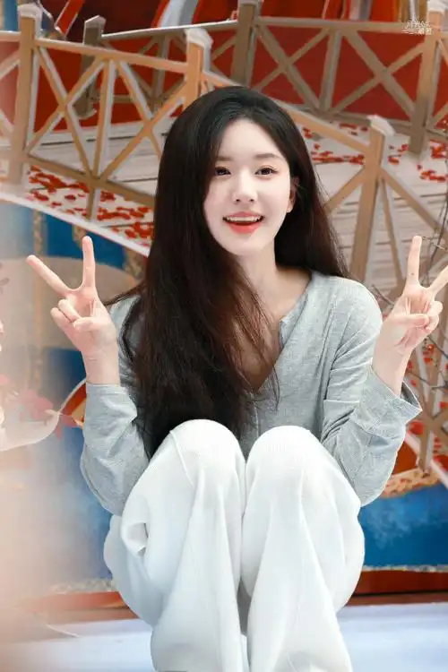 赵露思打卡杀青应援花墙,比心比耶笑得好甜呀!