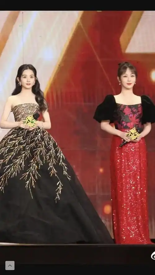 最新无修同框图,杨幂仪态端庄了不少,赵丽颖的脸颊怎么凹了?