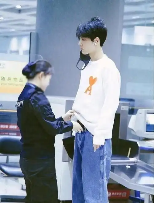 肖战的这件爱心毛衣, 一穿就是好几年