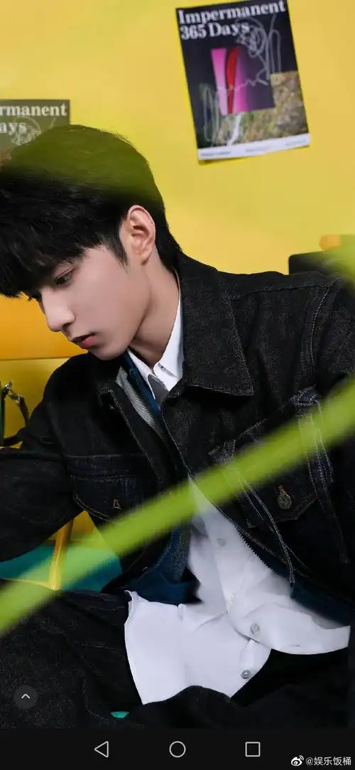 哦莫哦莫,刘耀文这是什么绝世大帅哥,大长腿绝了!|刘耀文_新浪新闻