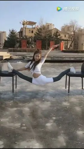 有谁知道这个一字马的女生是谁,一字马的视频有好多她的.