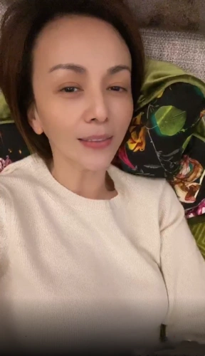 51岁王琳与儿子一起躺沙发素颜憔悴瘦脱相因是单亲妈妈顾虑多