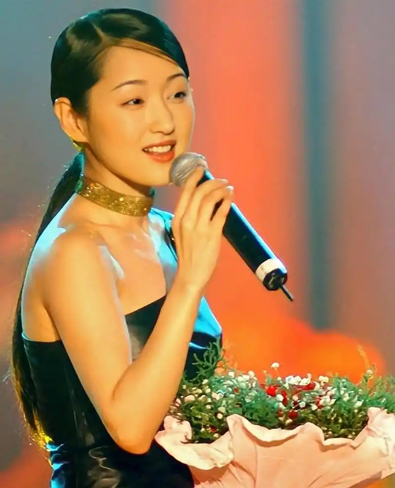 一组杨钰莹青春时照片,歌甜人美,这样的天然美女已经不会再有了~