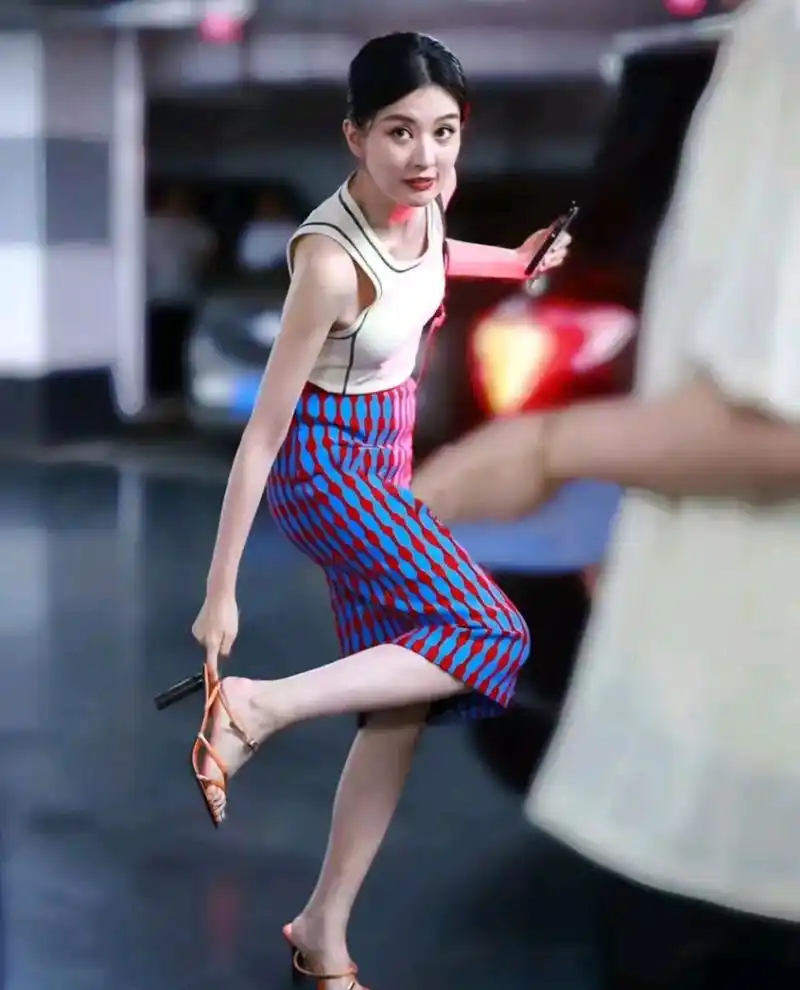 乔欣机场生图,这颜值,身材也太好了吧,虽然戴着口罩都遮挡不住她的美!