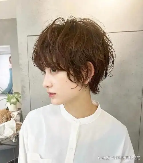 整体发型的设计,以微卷作为主体,卷度刚刚好,层次感非常分明,随意的