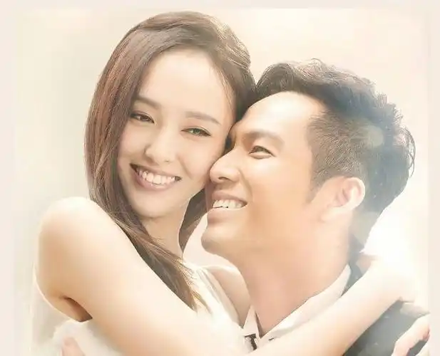 钟汉良近照,网友:又黑又瘦老十岁!不过,他媳妇的长相,还行!