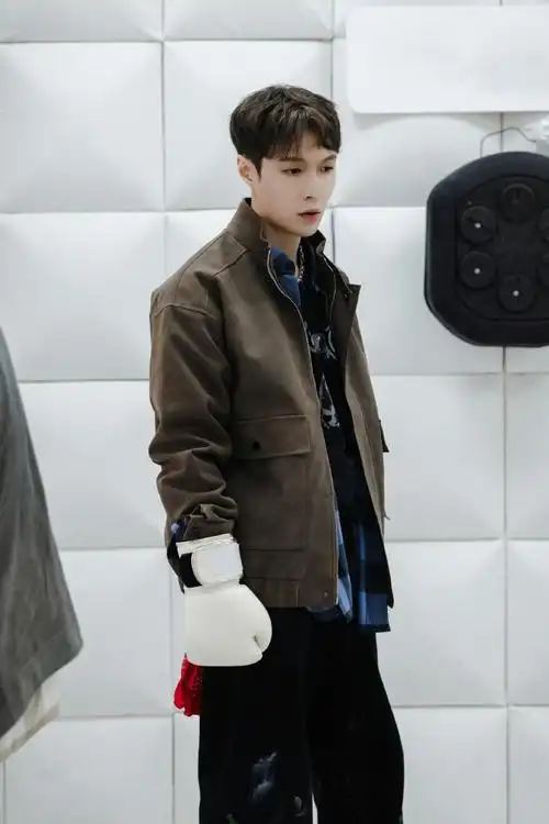 张艺兴超话240330 工作室更新《盒子里的猫》艺兴照片16p跳舞,解密