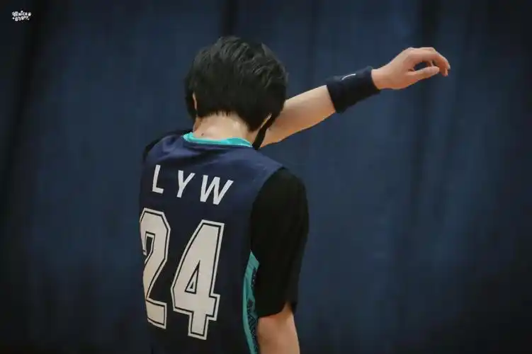 刘耀文狼崽成长记篮球文哥壁纸