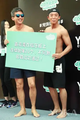 杨洋高颜值下竟然还有这样一双脚,可是脚指甲像嘴啃过的啊