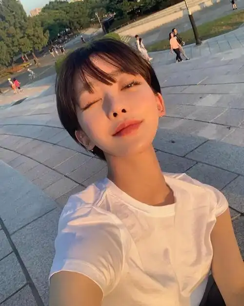 发型高颜值露耳短发