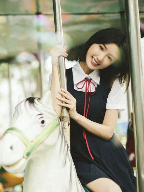 毛晓彤发布游乐园写真童心满满