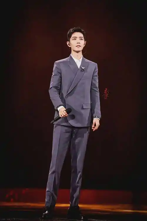 肖战7套西装造型,黑色庄重,红色靓丽,看到紫色:骚气十足_颜色_白色