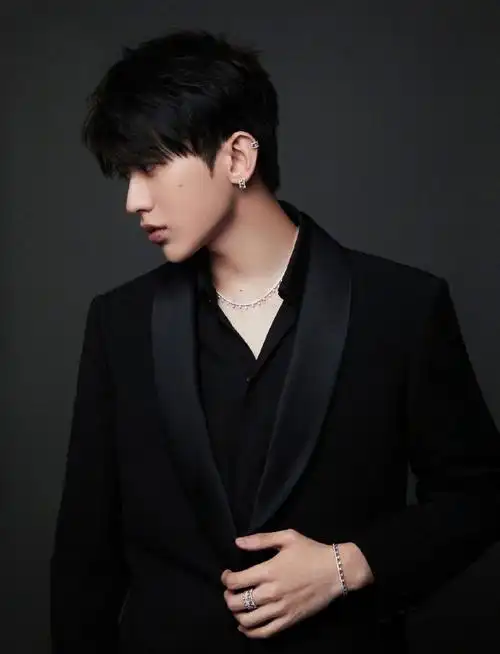 西装kun,过年走亲戚就带这样的    #蔡徐坤#ride or die至死不渝