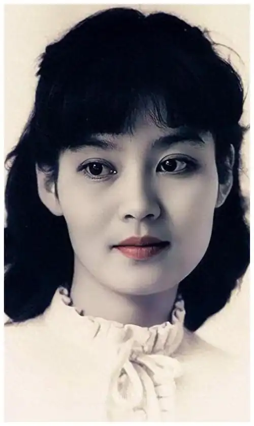 孤身一人的"悲情天后"潘虹,活出了自强不息的精神