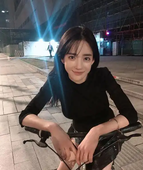 韩国模特潘南奎生活照花10亿整成baby美不美