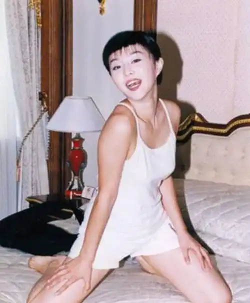 范冰冰成名前真清纯,趴在床上拍照眼神清澈,少女身材更抢眼