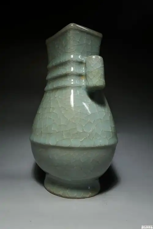 北宋官窑贯耳瓶(任南收藏) 疑似张公巷窑口,手头重.