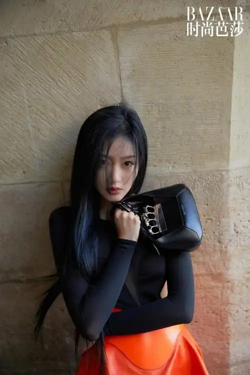 张天爱巴黎时装周性感全纪录:抹胸,透视装,真空深v,太鲨了!