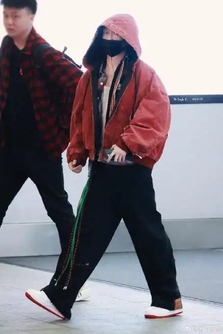 张艺兴今日长沙到达饭拍 红色外套内搭格子衫,伸手和粉丝打招呼了