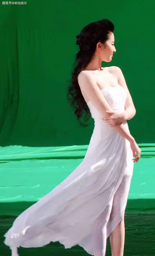 刘亦菲36岁生日在北京拍戏!