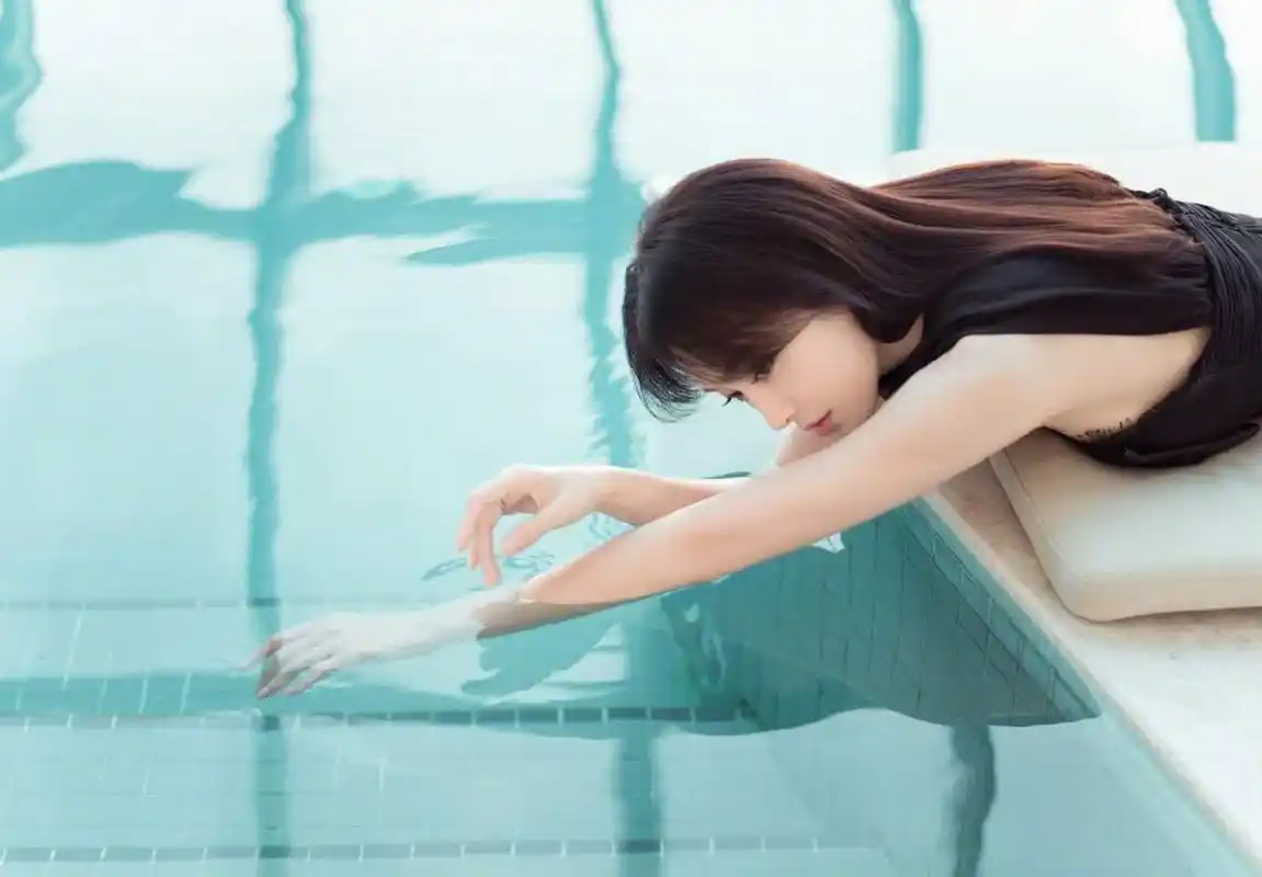 秦岚#    秦岚最新大片中,她用黑色短裙杀人,趴在泳池边,[酸]这身材