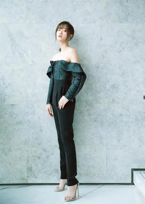 没想到蓝盈莹还是个腿精穿不规则黑裙配t恤时髦又显身材